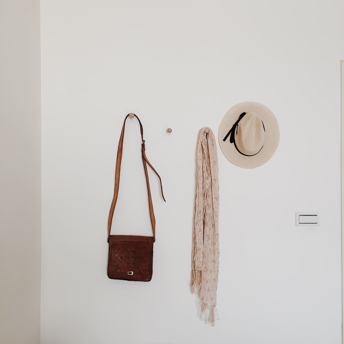 將媽媽的衣物整理完後，主郁挑出一些具有風格特色的物件，利用黏貼式的掛鉤，將這些物件展示出來，讓女主人的個人風格自然流露。