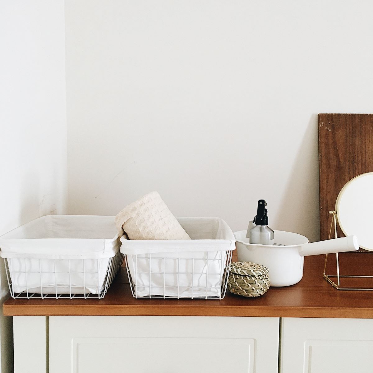 在蝦皮上採買的收納籃，擱置在五斗櫃上方，可收納日常隨手使用的雜物，增加實用機能。
