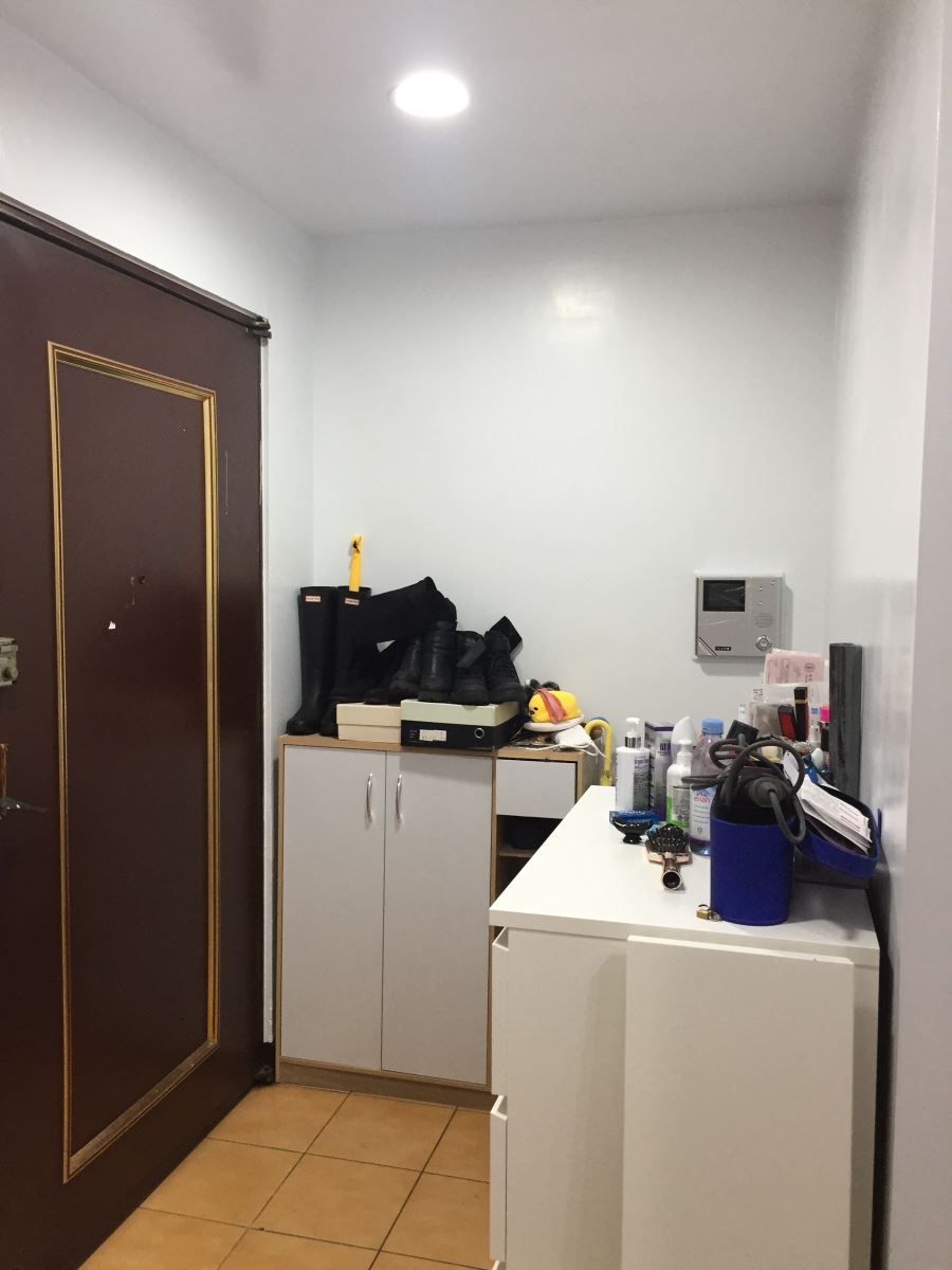 原先門片開啟方向不順暢，阻擋櫃子的順手度。