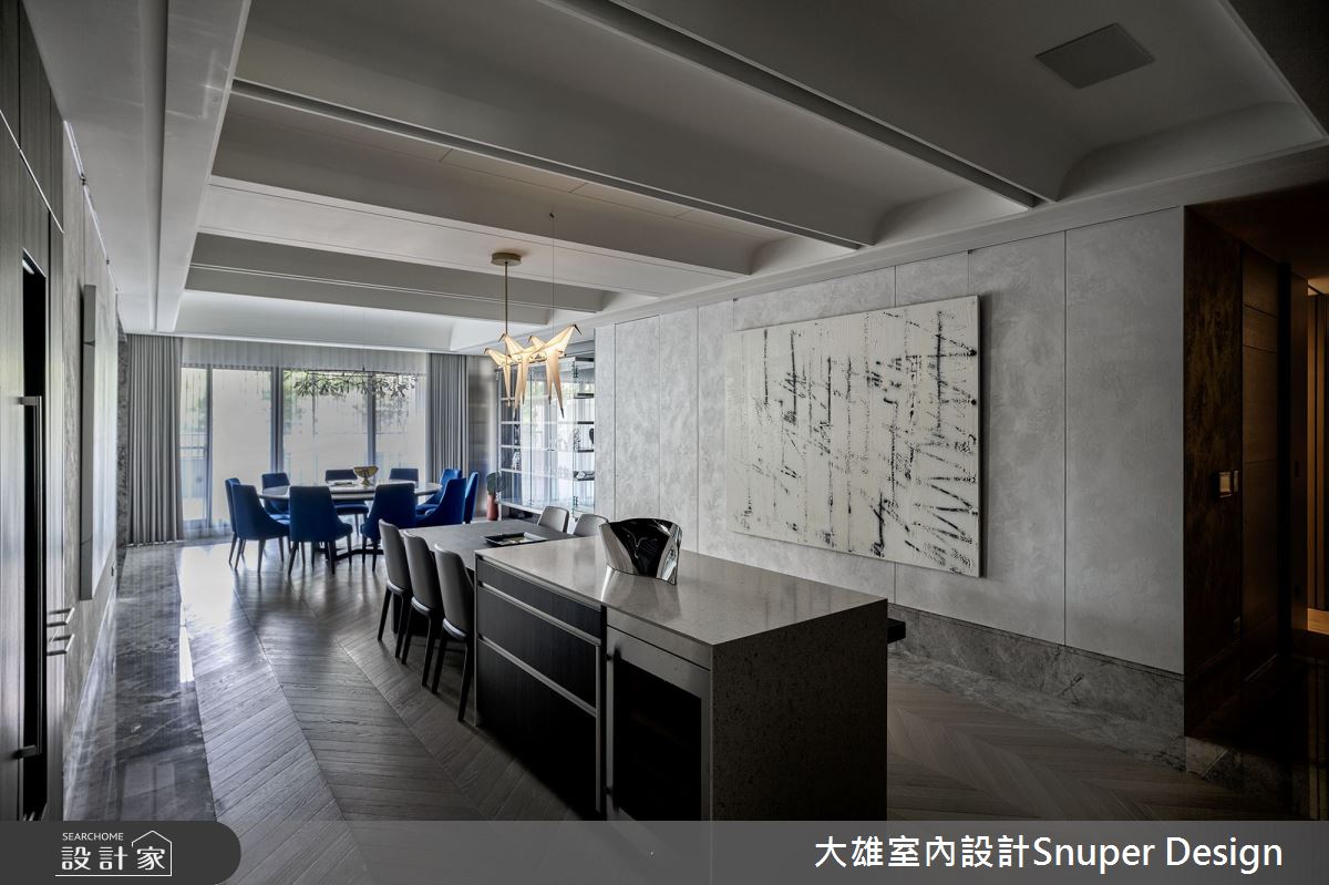 壁面運用施作難度極高的特殊漆，表現手作質感，提升空間藝術性。