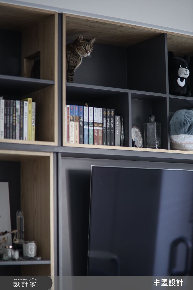 早晨起床後出了房門，順著寬敞的廊道走向中島吧台替自