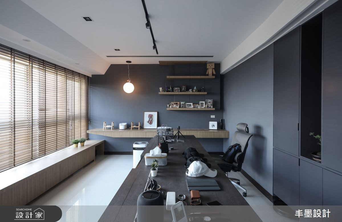 早晨起床後出了房門，順著寬敞的廊道走向中島吧台替自