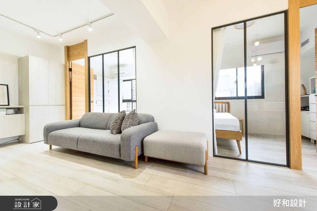 屋齡 17 年的老屋裡，通透的玻璃隔間取代了一道道白牆