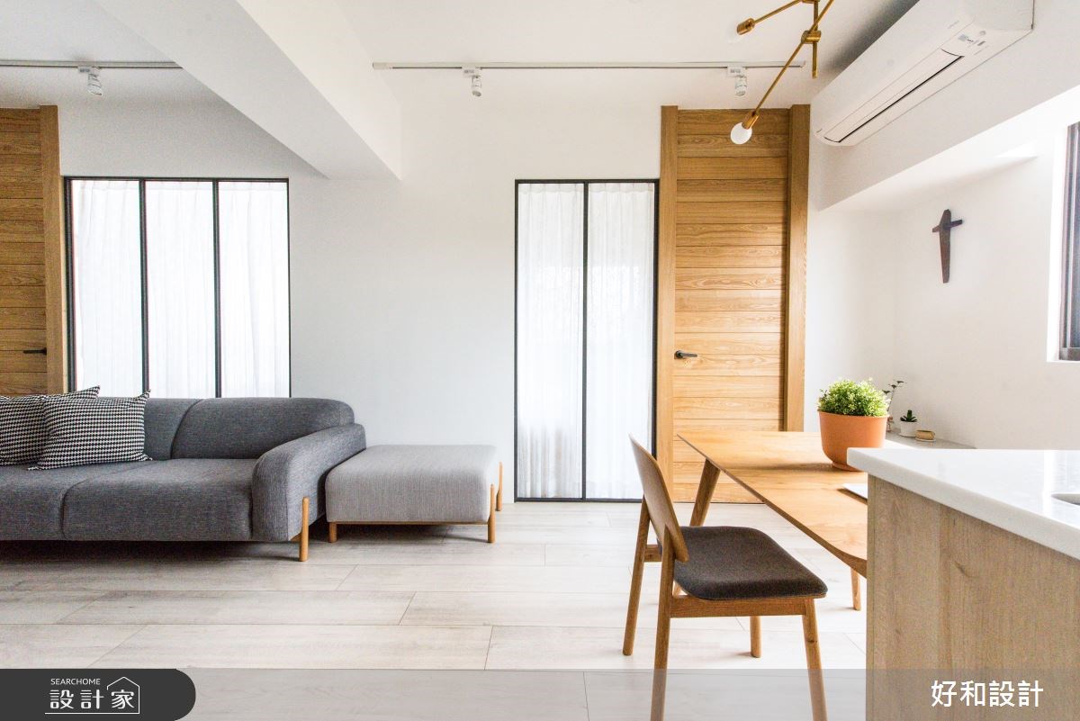 屋齡 17 年的老屋裡，通透的玻璃隔間取代了一道道白牆