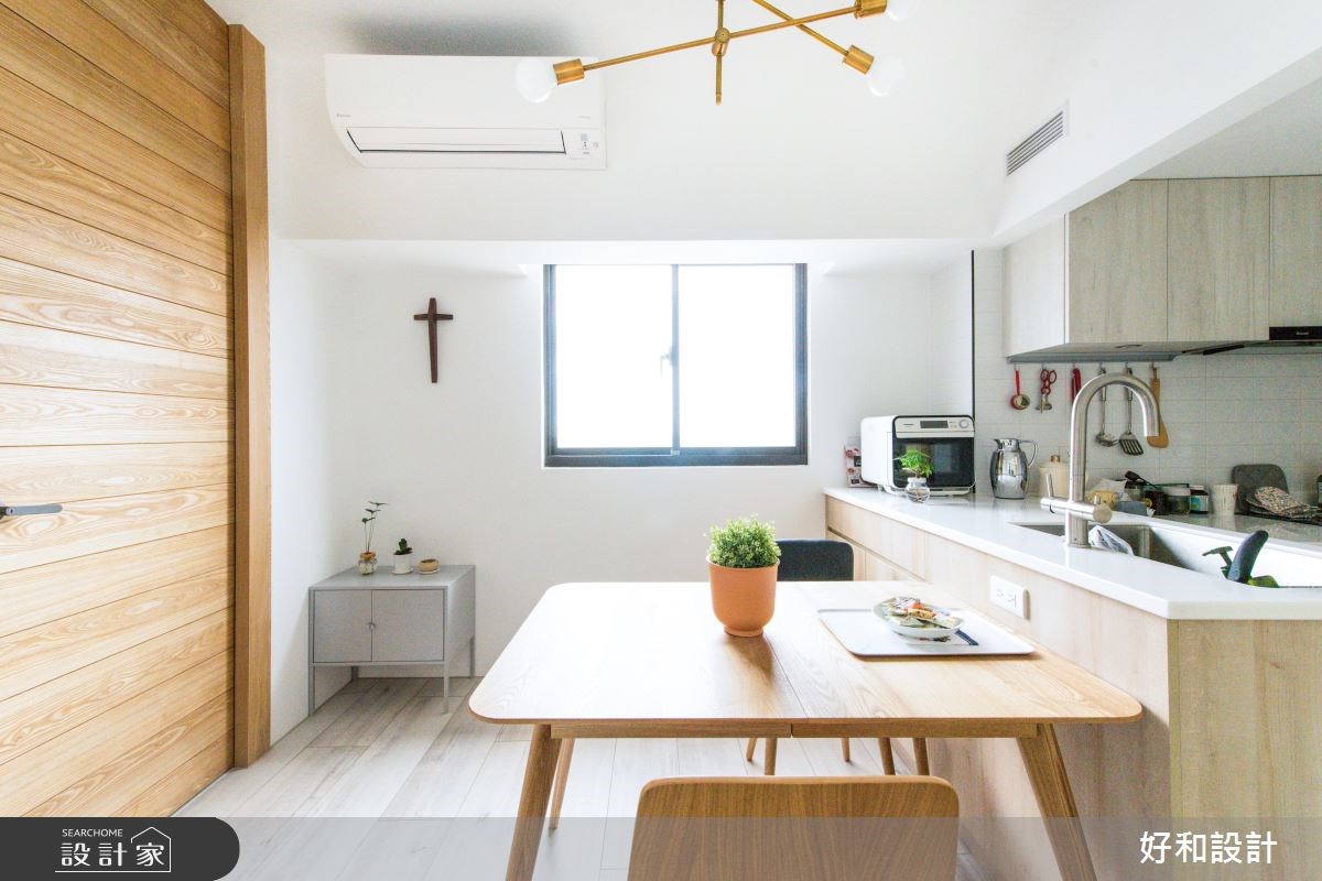 屋齡 17 年的老屋裡，通透的玻璃隔間取代了一道道白牆