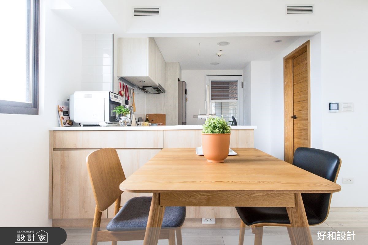 屋齡 17 年的老屋裡，通透的玻璃隔間取代了一道道白牆