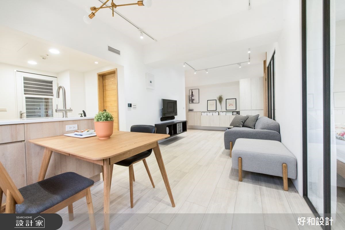 屋齡 17 年的老屋裡，通透的玻璃隔間取代了一道道白牆