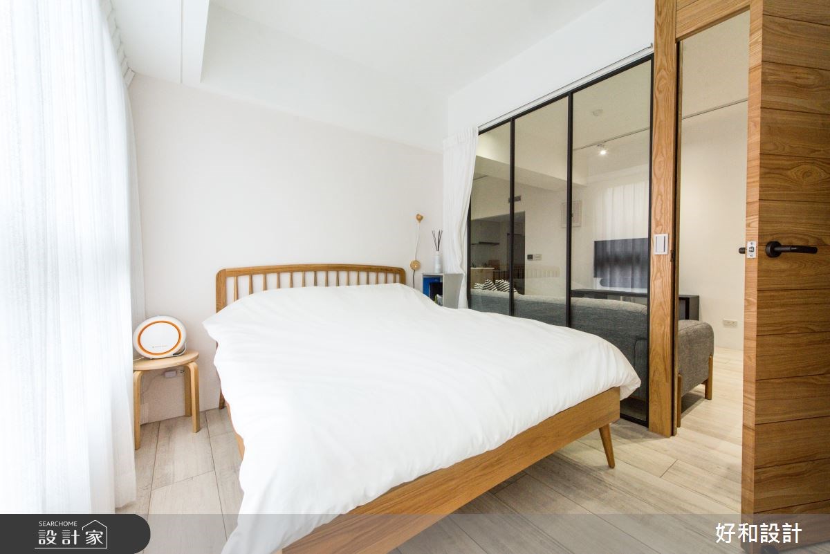 屋齡 17 年的老屋裡，通透的玻璃隔間取代了一道道白牆