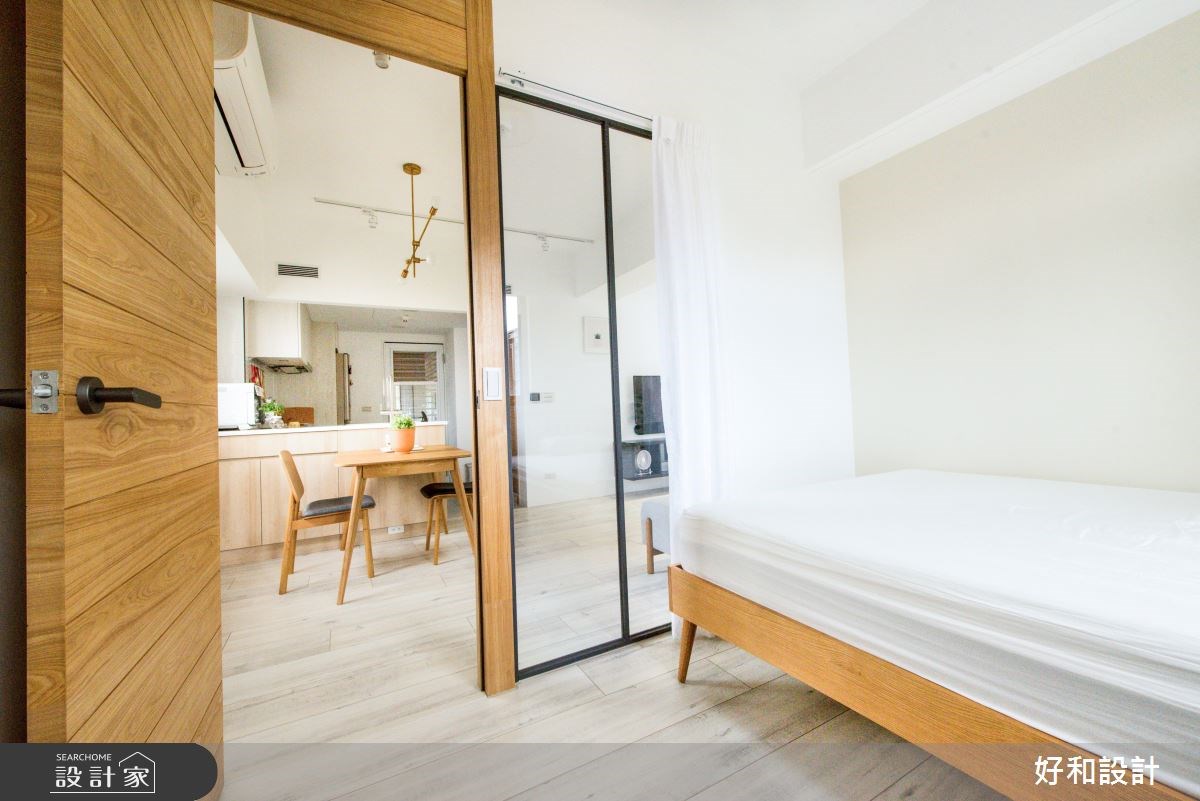 屋齡 17 年的老屋裡，通透的玻璃隔間取代了一道道白牆