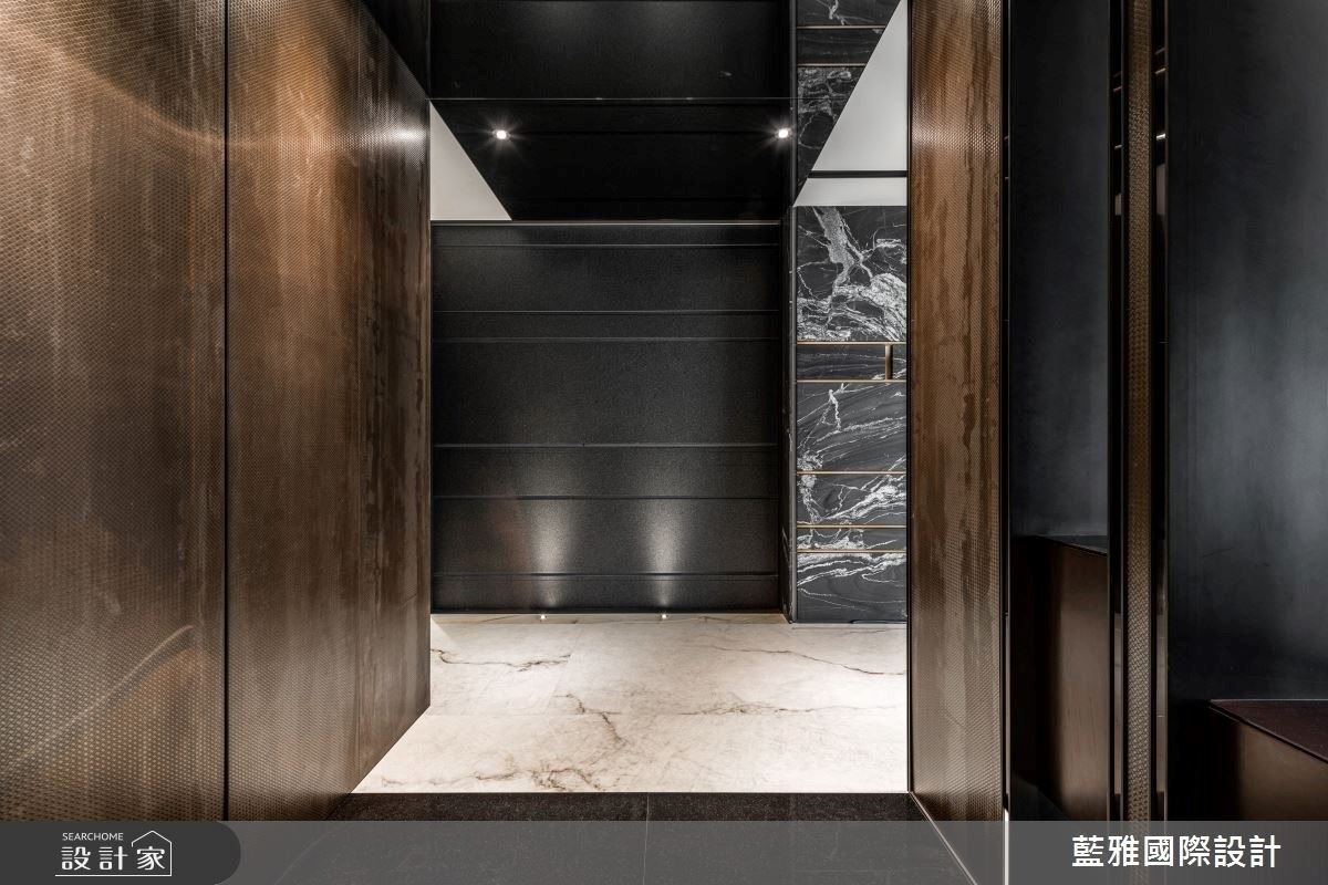 玄關天花以鏡面設計，巧妙化解空間壓迫感。