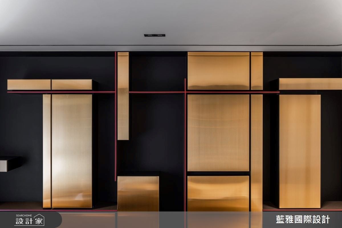 設計師因應屋主的置物需求，於客廳沙發背牆設置不規則造型書櫃，提供展示及收納機能。