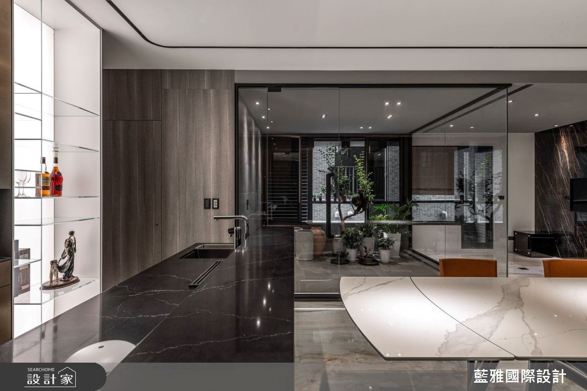 考量屋主生活習慣，設計師將陽台規劃為溫室花園，滿足男屋主的植栽興趣。