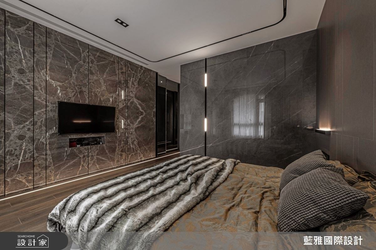 主臥精選灰階色調，潤飾休憩、放鬆感受，同時配置大理石電視牆，呼應現代感華麗氣息。