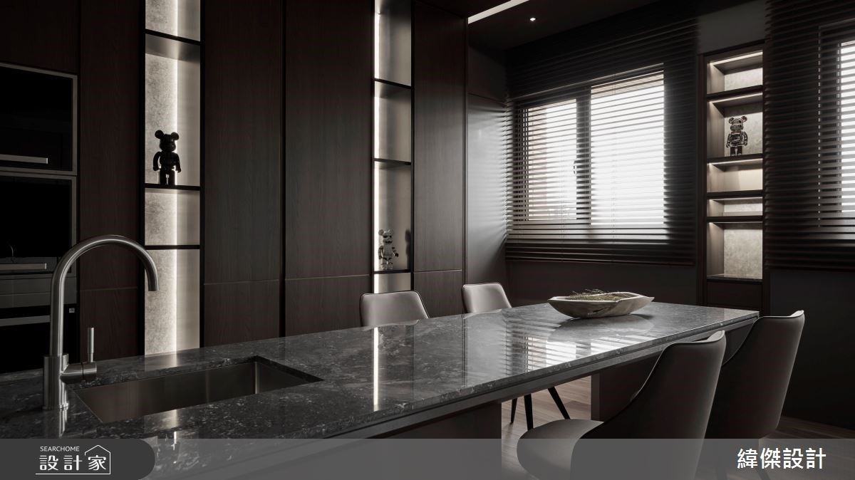 廚房精心配置四米長大中島，營造開闊尺度。