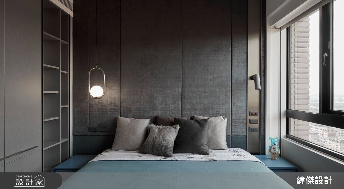 主臥床頭背牆以壁布挹注柔和感，且藉由窗面高度的延續作壁布切割線，打造俐落線條層次。