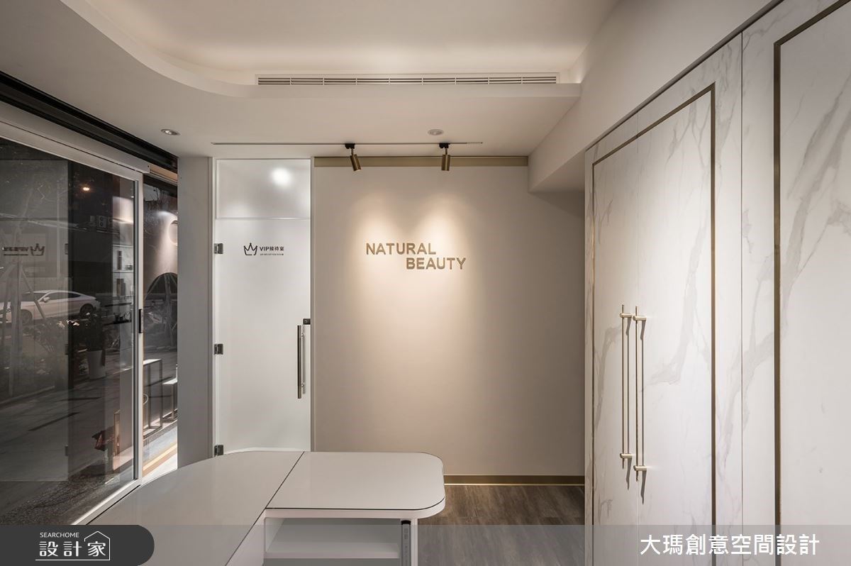 在這個45坪Spa美容中心裡，為了讓每個女性能夠展現高