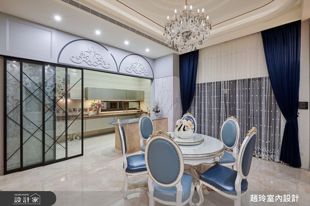 餐廳選用圓桌象徵家庭團圓,廚房藉由玻璃拉門隔絕油煙。 餐廳選用圓桌象徵家庭團圓,廚房藉由玻璃拉門隔絕油煙。