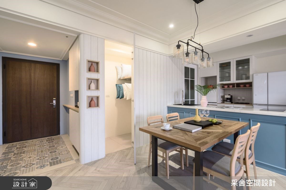 設計師因應屋主需求，增設玄關區，並藉由壁面延伸，擘劃置物檯面及儲藏間，提升實用性。