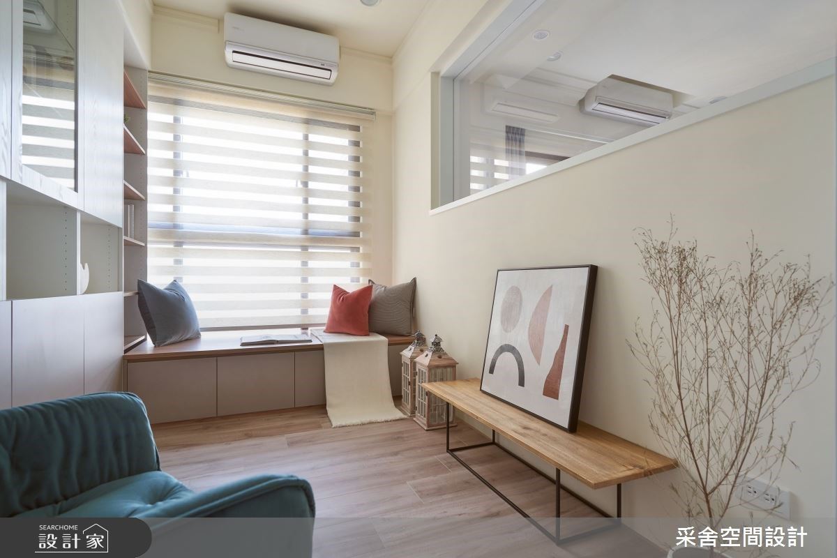 面對廊道陰暗問題，書房採用玻璃材質，增加視覺及光線穿透感，實現明亮的閱讀空間。
