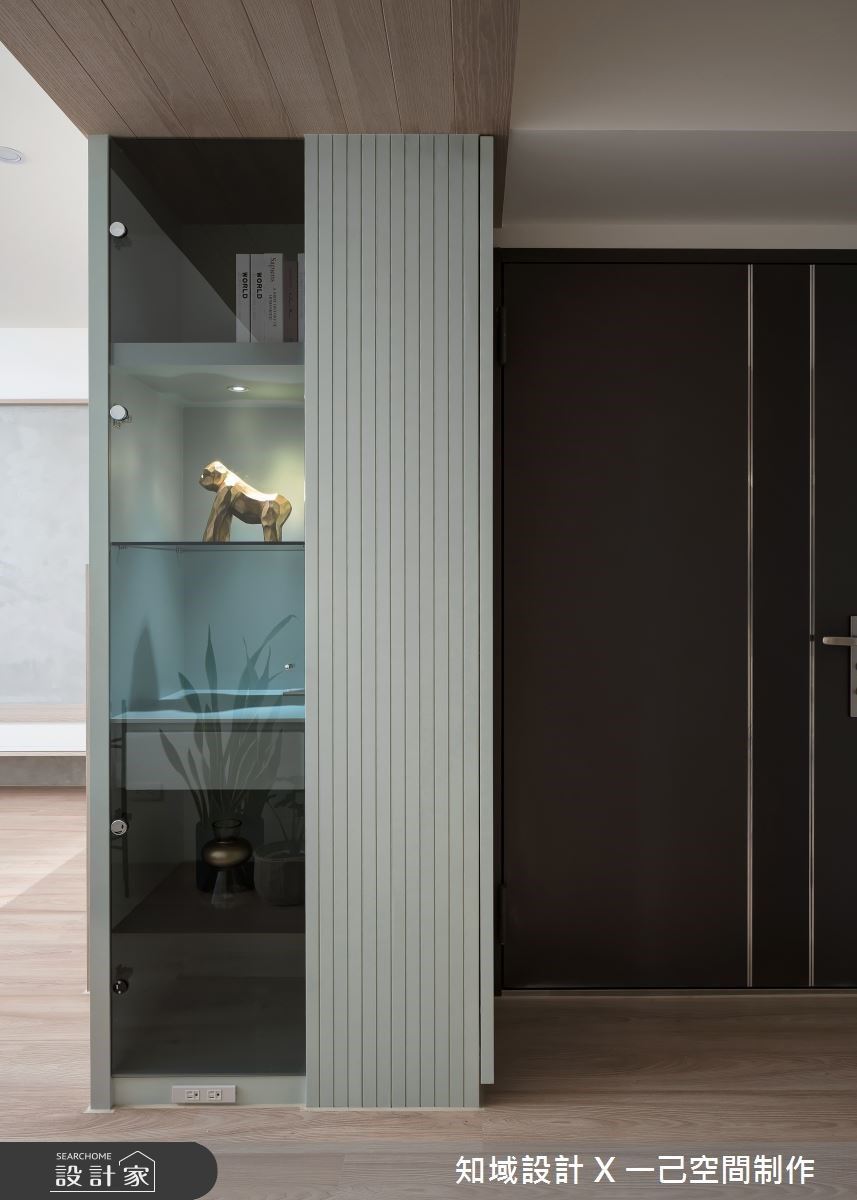 玄關邊櫃結合展示機能，形成過道中的獨特風景。
