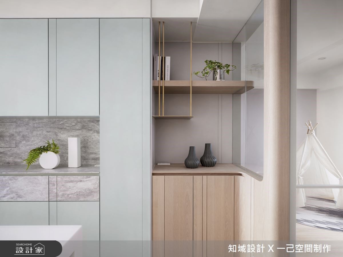 餐區選用莫蘭迪綠搭配大理石紋板材，並加入原色木紋營造舒適清爽的氛圍。