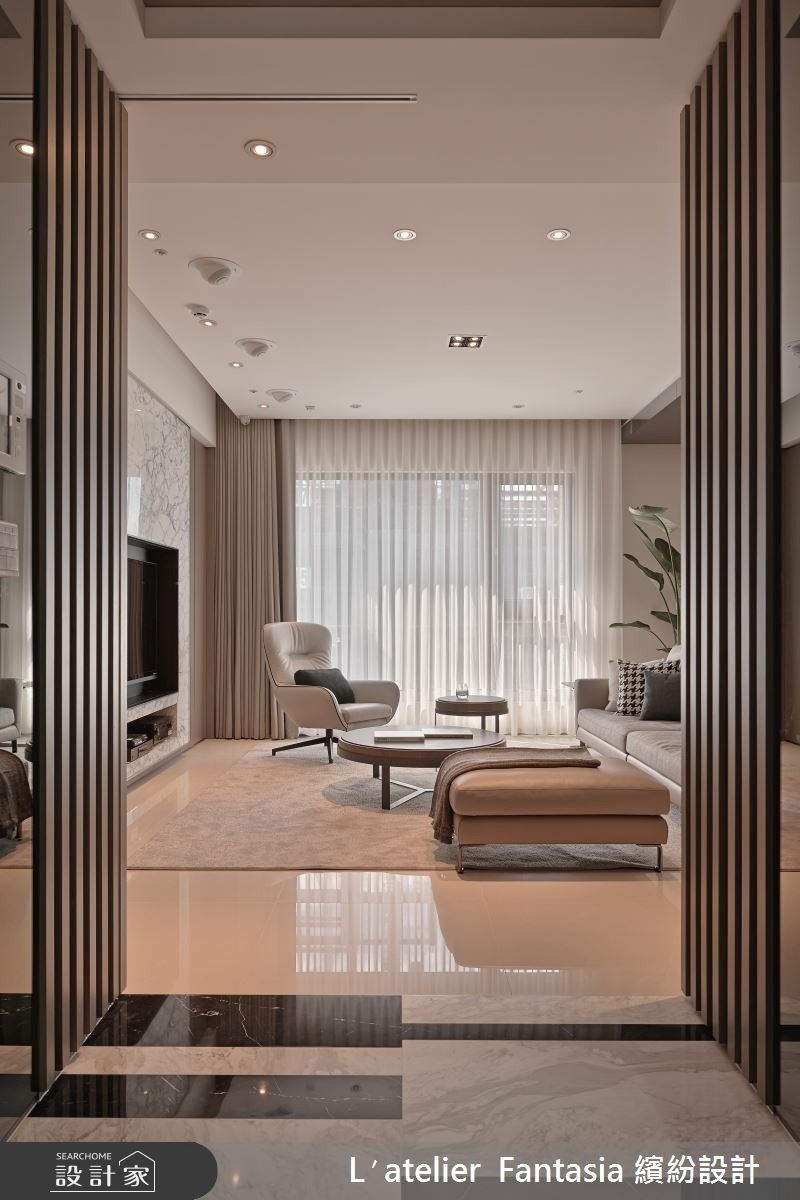 43坪現代風住宅裡，挑選天然石材、鏡面與金屬，透過俐