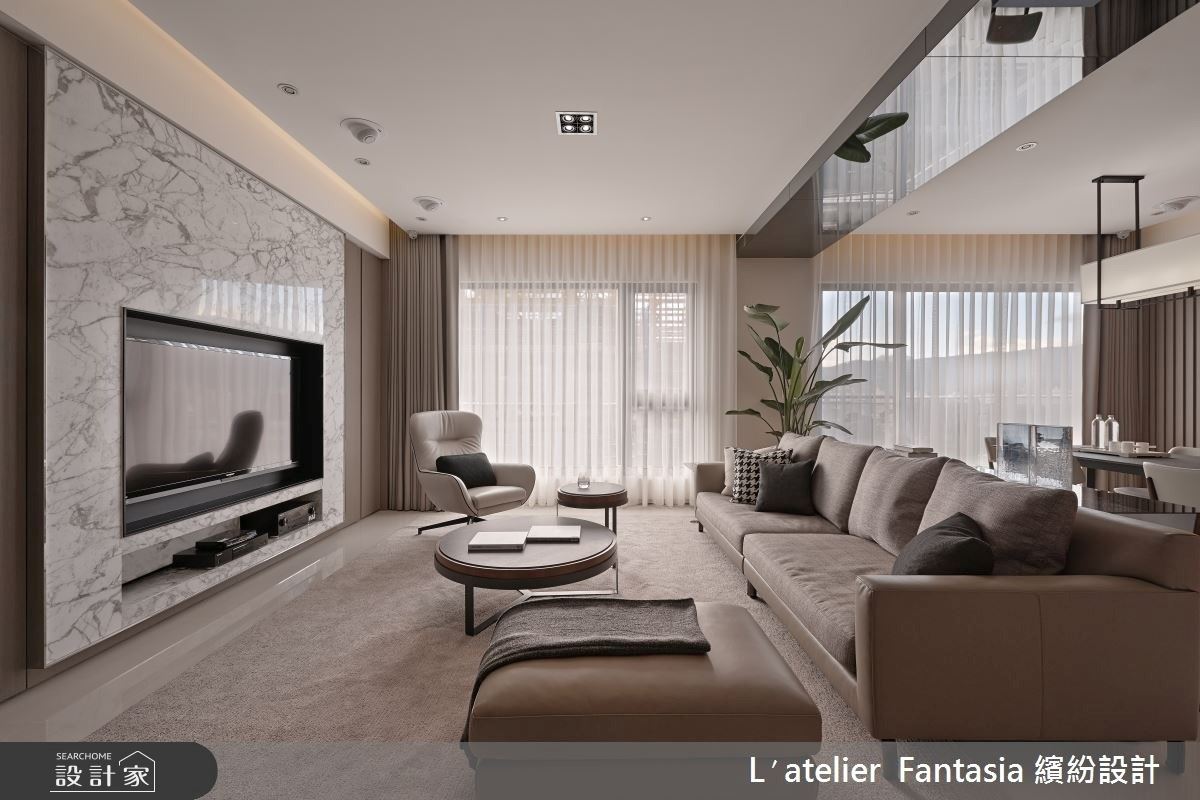 43坪現代風住宅裡，挑選天然石材、鏡面與金屬，透過俐