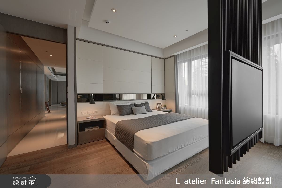 43坪現代風住宅裡，挑選天然石材、鏡面與金屬，透過俐