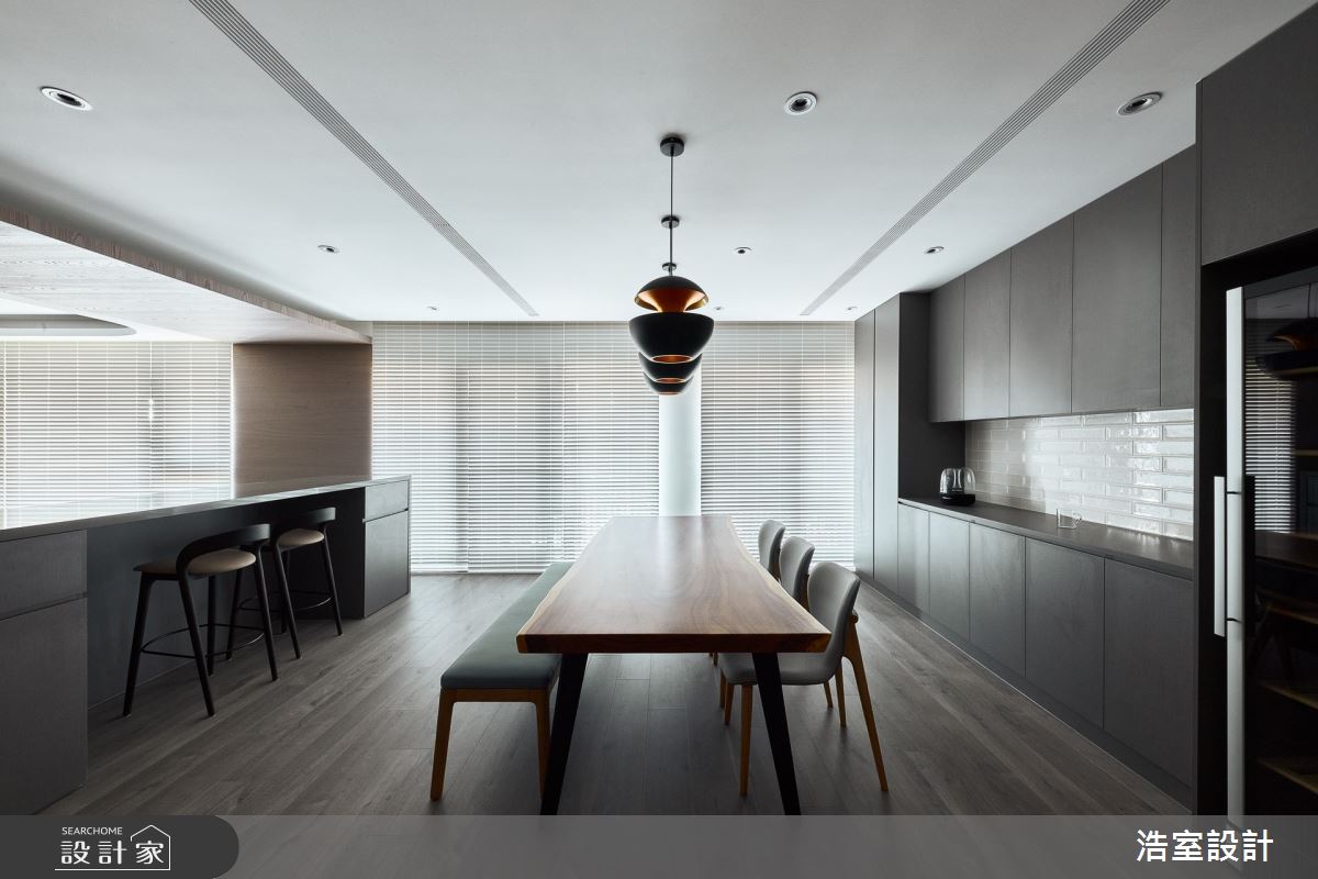 單身男屋主居住的38坪的新成屋，選用黑、白、灰及木質
