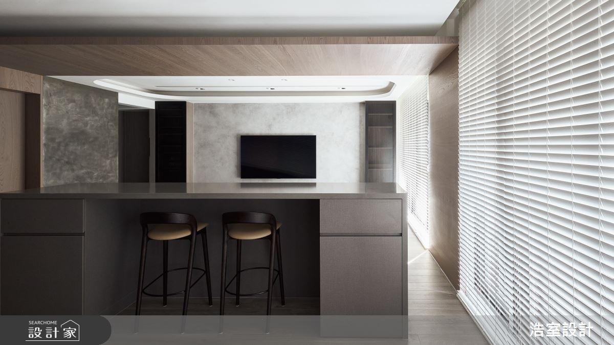 單身男屋主居住的38坪的新成屋，選用黑、白、灰及木質