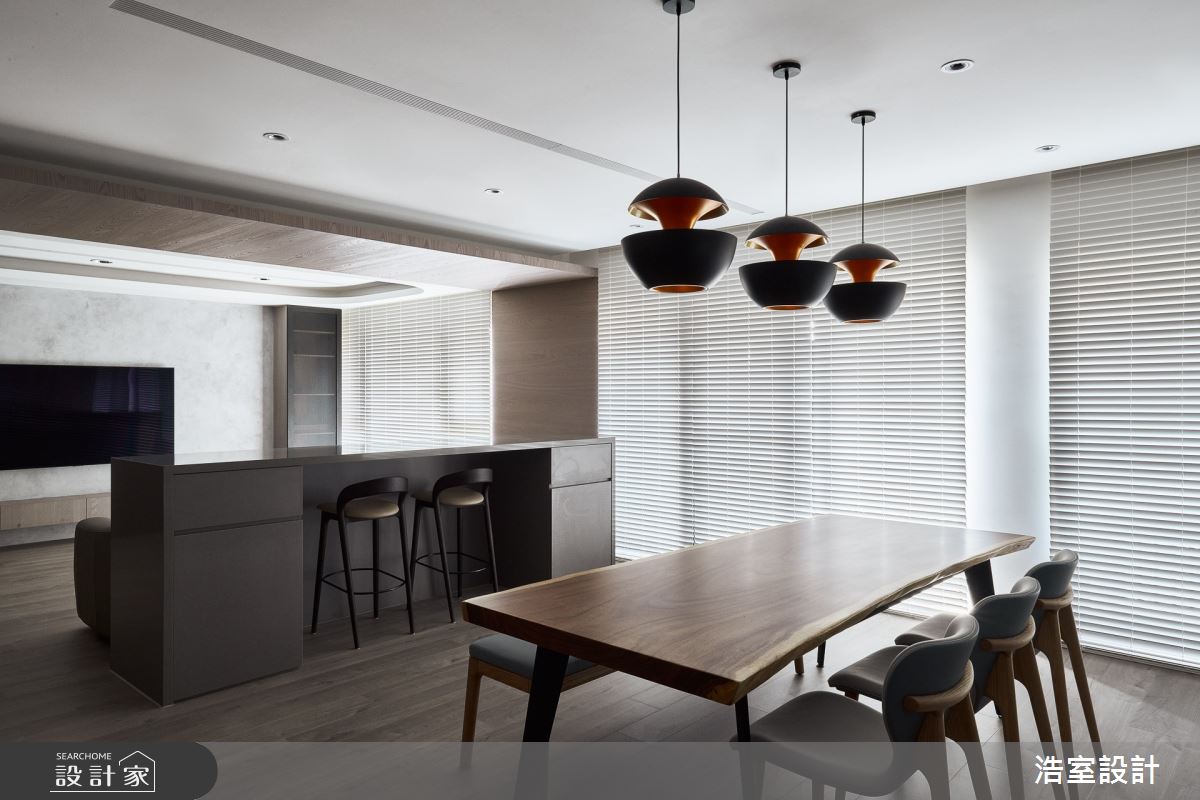 單身男屋主居住的38坪的新成屋，選用黑、白、灰及木質
