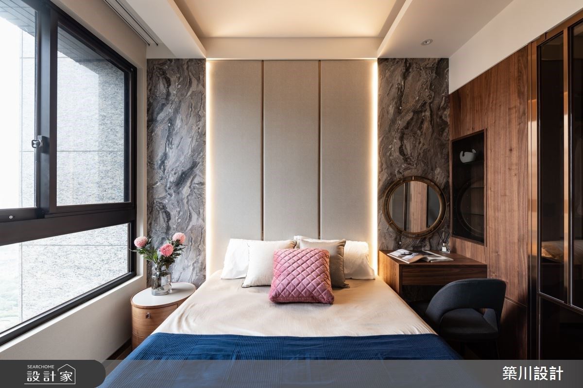 32坪新古典宅裡，創造3房2廳的格局，透過大面窗將戶外