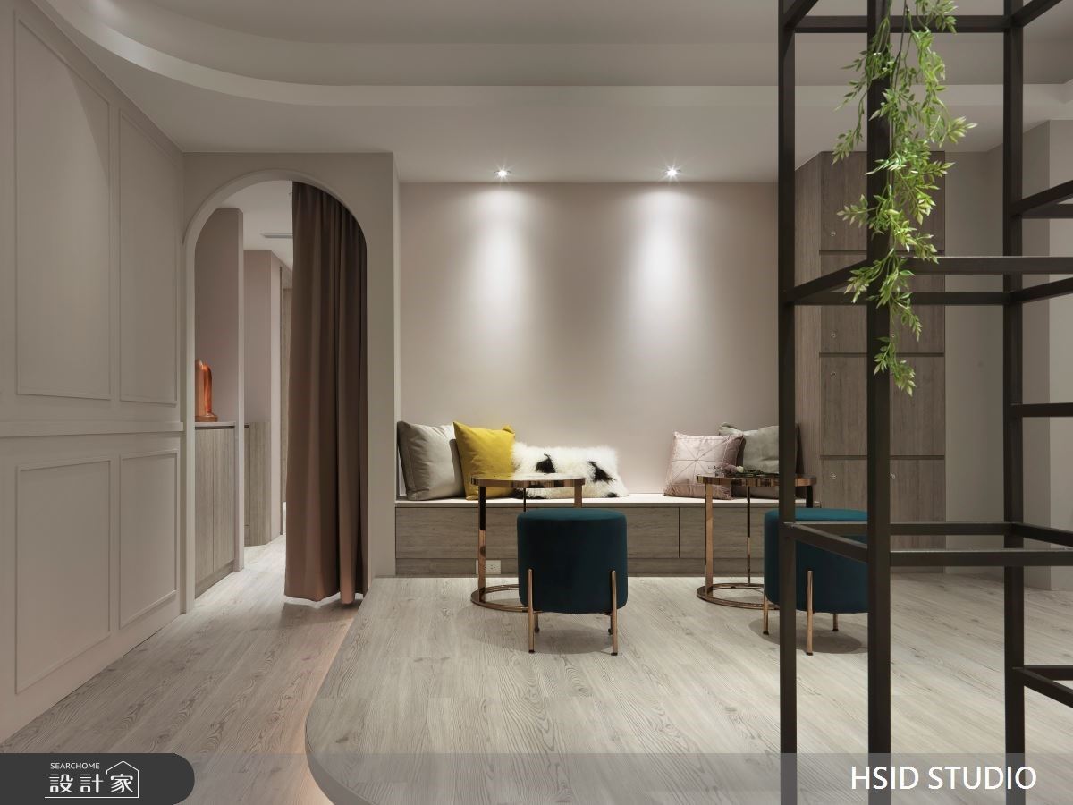 揉合優雅新古典細節與溫潤舒適的色彩，設計師將SPA會