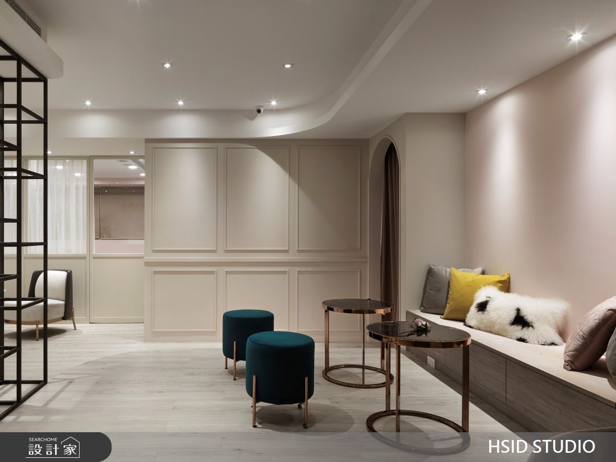 揉合優雅新古典細節與溫潤舒適的色彩，設計師將SPA會