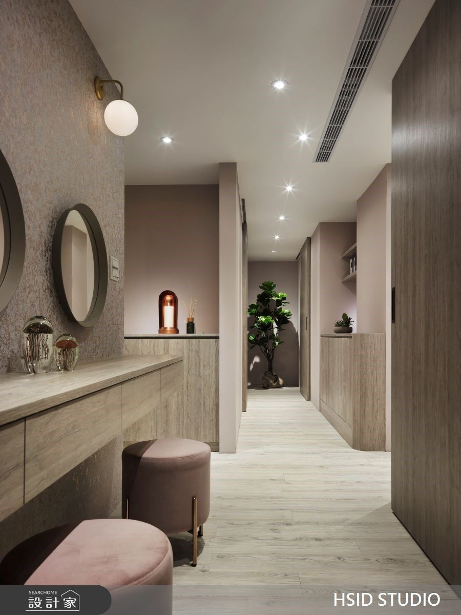 揉合優雅新古典細節與溫潤舒適的色彩，設計師將SPA會