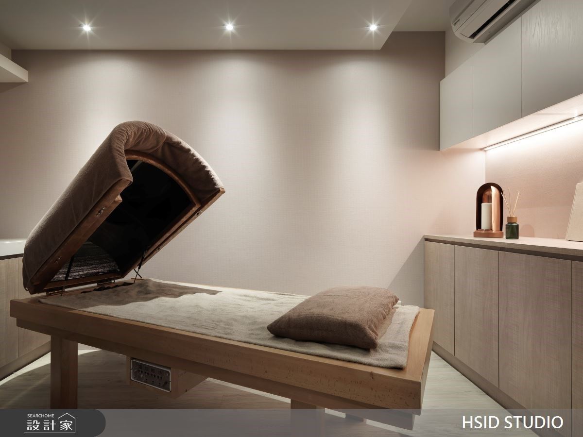 揉合優雅新古典細節與溫潤舒適的色彩，設計師將SPA會