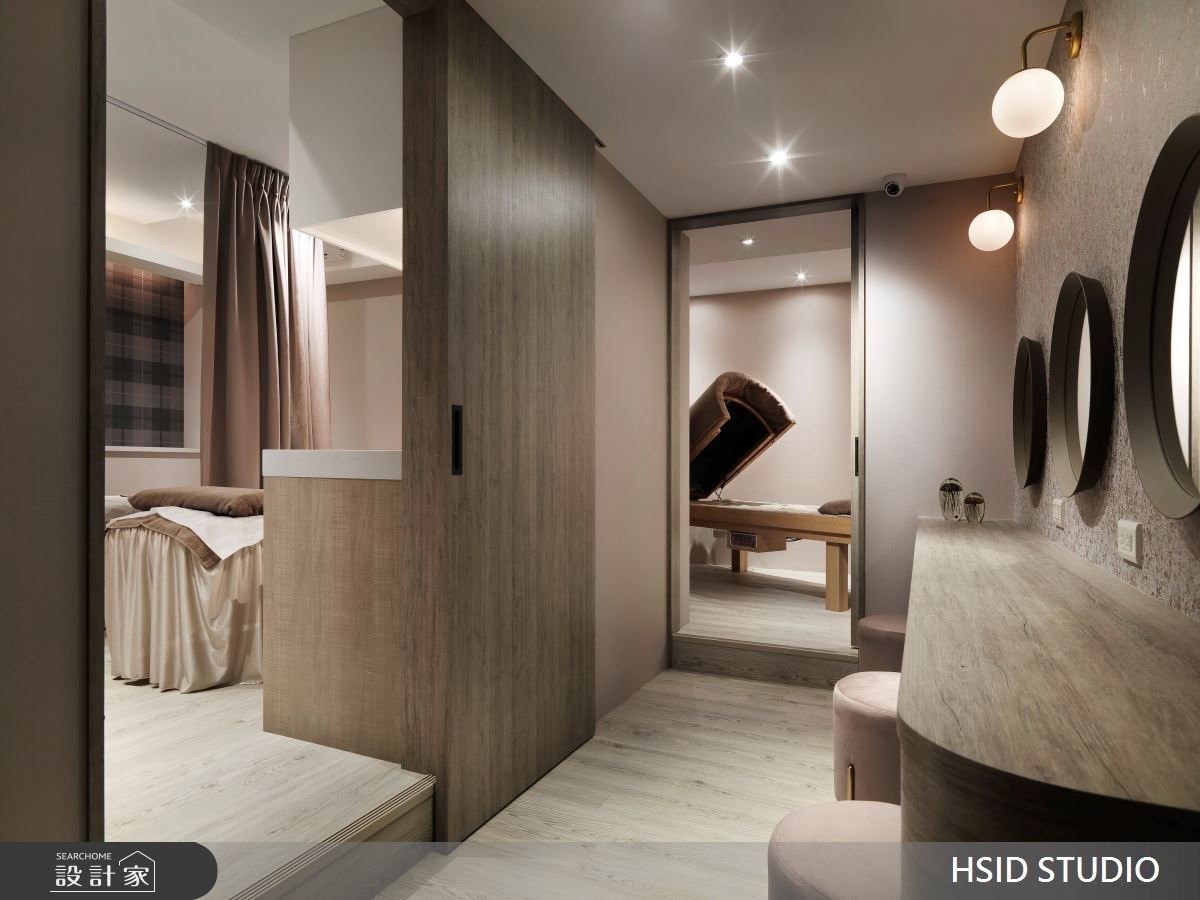 揉合優雅新古典細節與溫潤舒適的色彩，設計師將SPA會