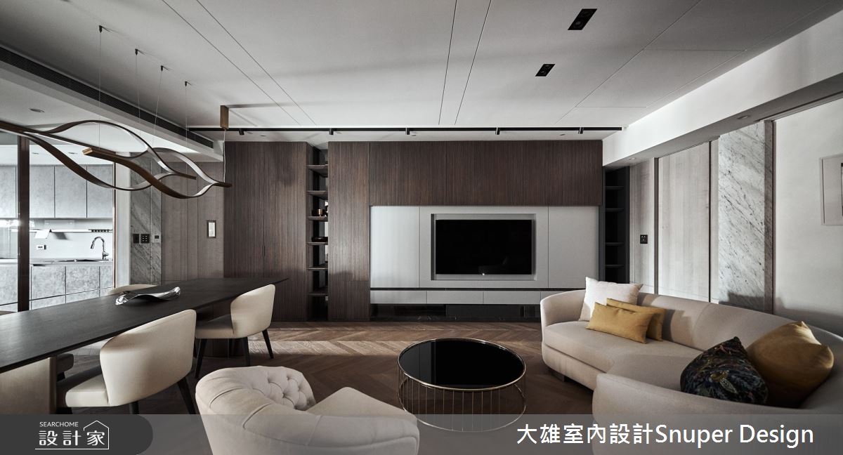 從瓦解方型格局框架、消弭電視牆的慣性思維出發，讓電