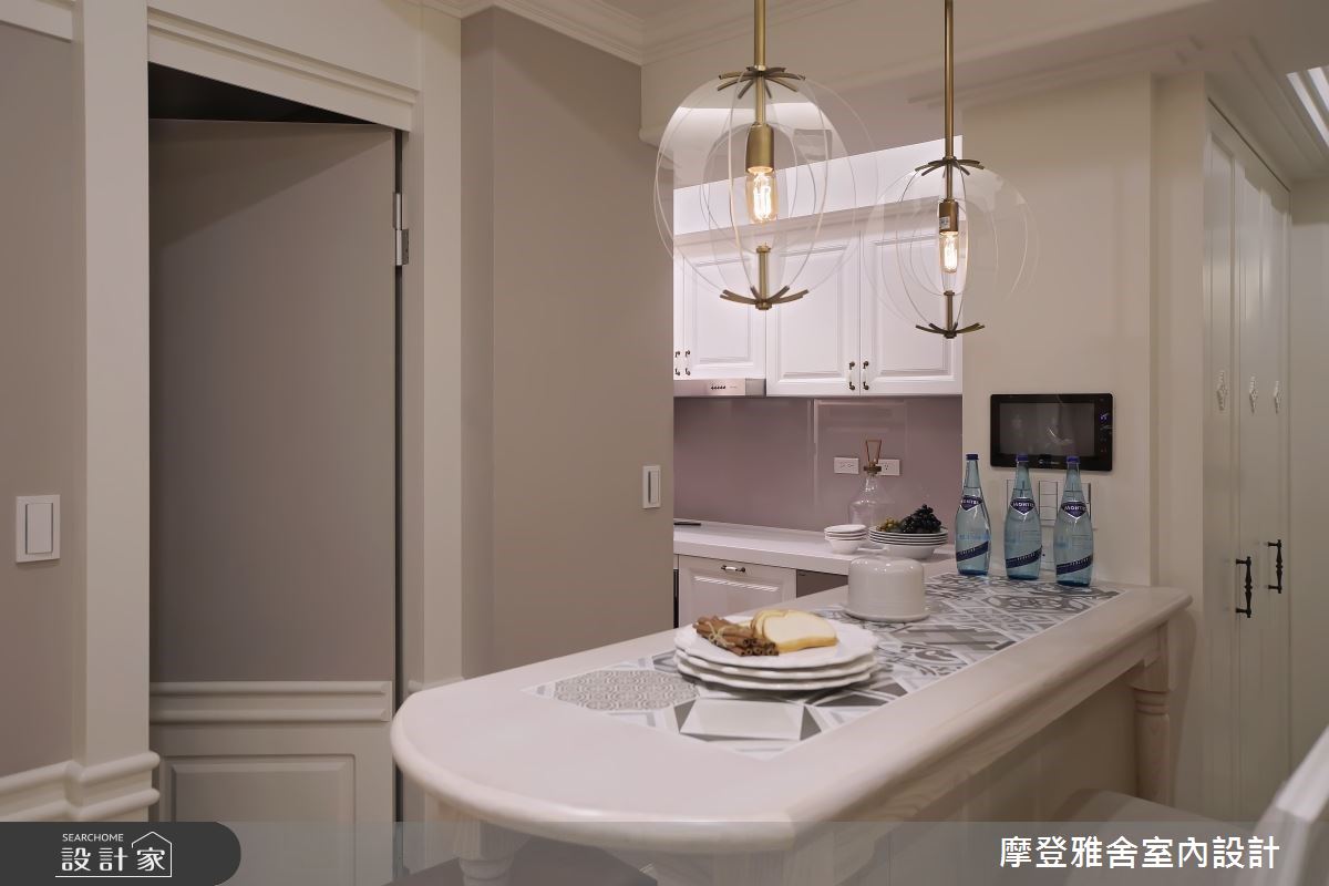 針對衛浴與餐廚距離過近的問題,設計師採內推隱藏門片,不但避免拉門因為軌道產生的空間浪費,更能一舉解決風水困擾。 針對衛浴與餐廚距離過近的問題,設計師採內推隱藏門片,不但避免拉門因為軌道產生的空間浪費,更能一舉解決風水困擾。