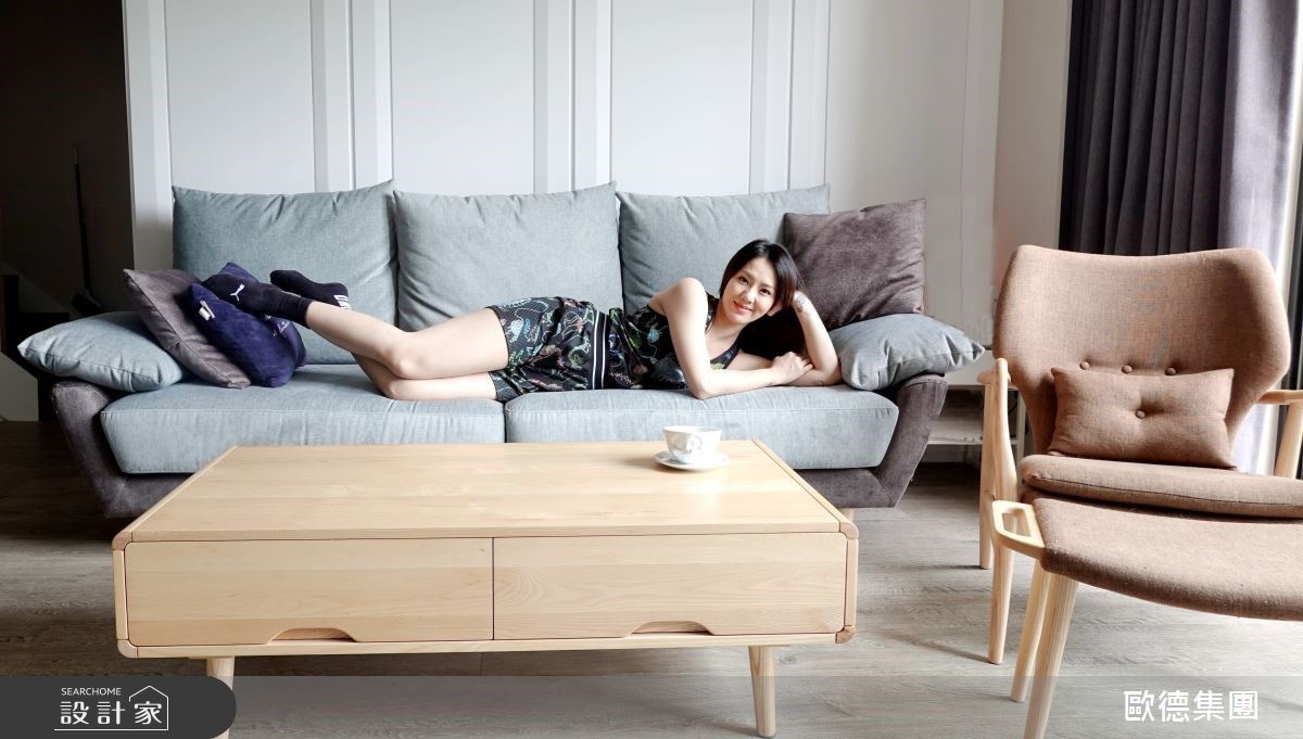 剛買新屋的劉雨柔,客廳走白灰色冷調,搭配溫潤優渥實木傢俱,簡單大方好整理,導圓角設計不怕撞,居家舒適又安全。 剛買新屋的劉雨柔,客廳走白灰色冷調,搭配溫潤優渥實木傢俱,簡單大方好整理,導圓角設計不怕撞,居家舒適又安全。