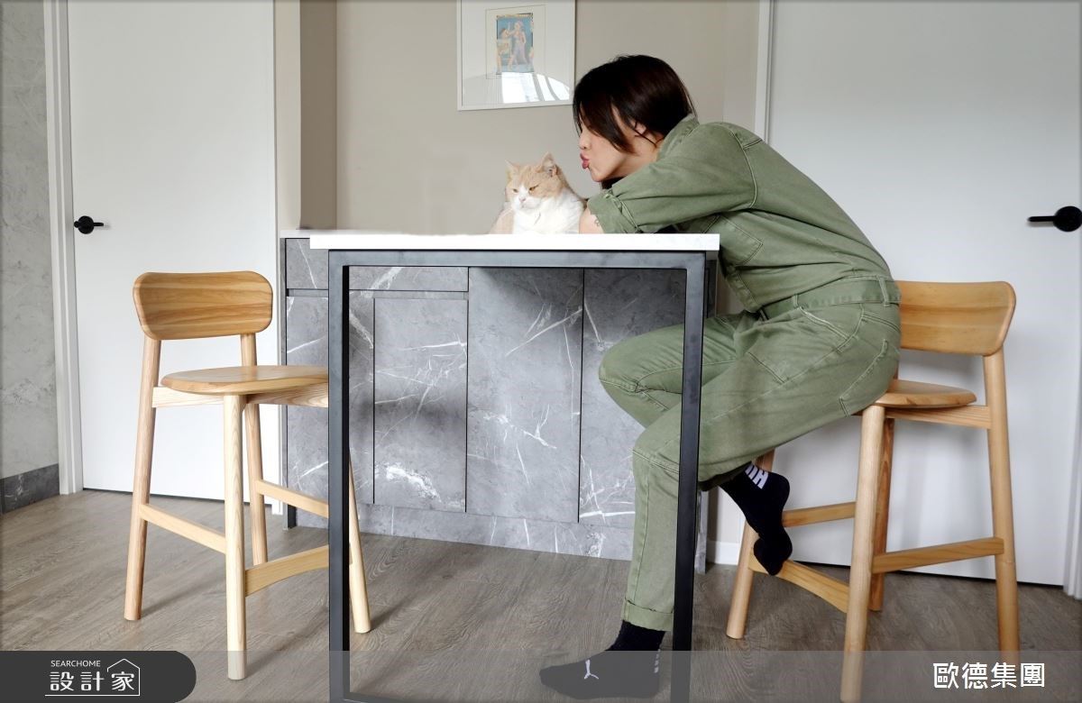 身材高挑的劉雨柔,選擇「王子高腳椅」當餐椅,椅座椅背都是圓弧收邊,凹球型坐面,符合人體工學,坐再久也不累。 身材高挑的劉雨柔,選擇「王子高腳椅」當餐椅,椅座椅背都是圓弧收邊,凹球型坐面,符合人體工學,坐再久也不累。