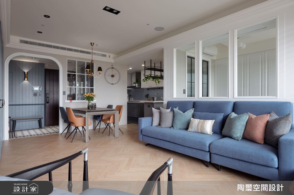 無論是入門玄關、穀倉門、沙發、餐桌、廚房、電視櫃，以莫蘭迪藍作為不同層次的搭配，相互呼應又不顯單調，公領域中皆採吊隱式空調，使視覺更加舒適乾淨。