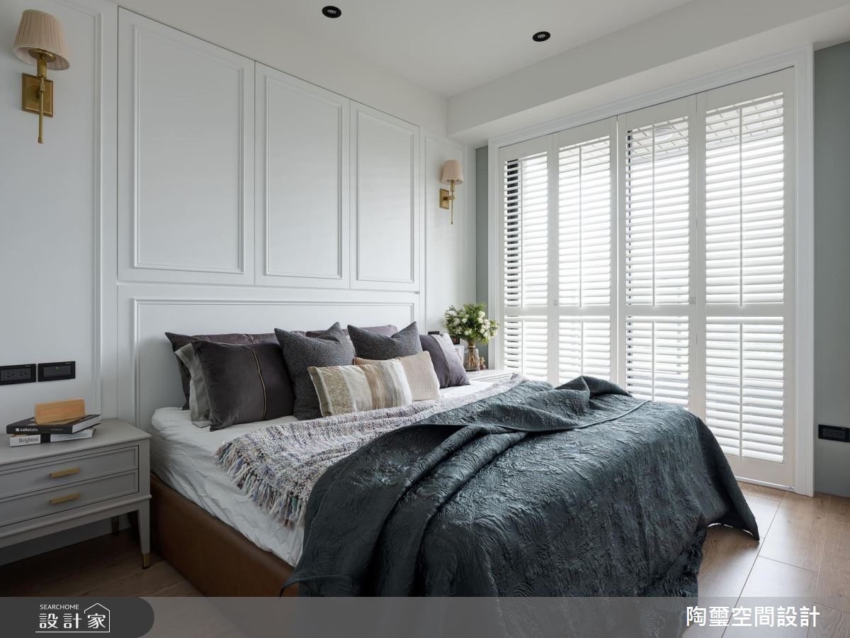 大型的線板床頭，暗藏大量收納的功能，與牆面切齊，俐落實用。