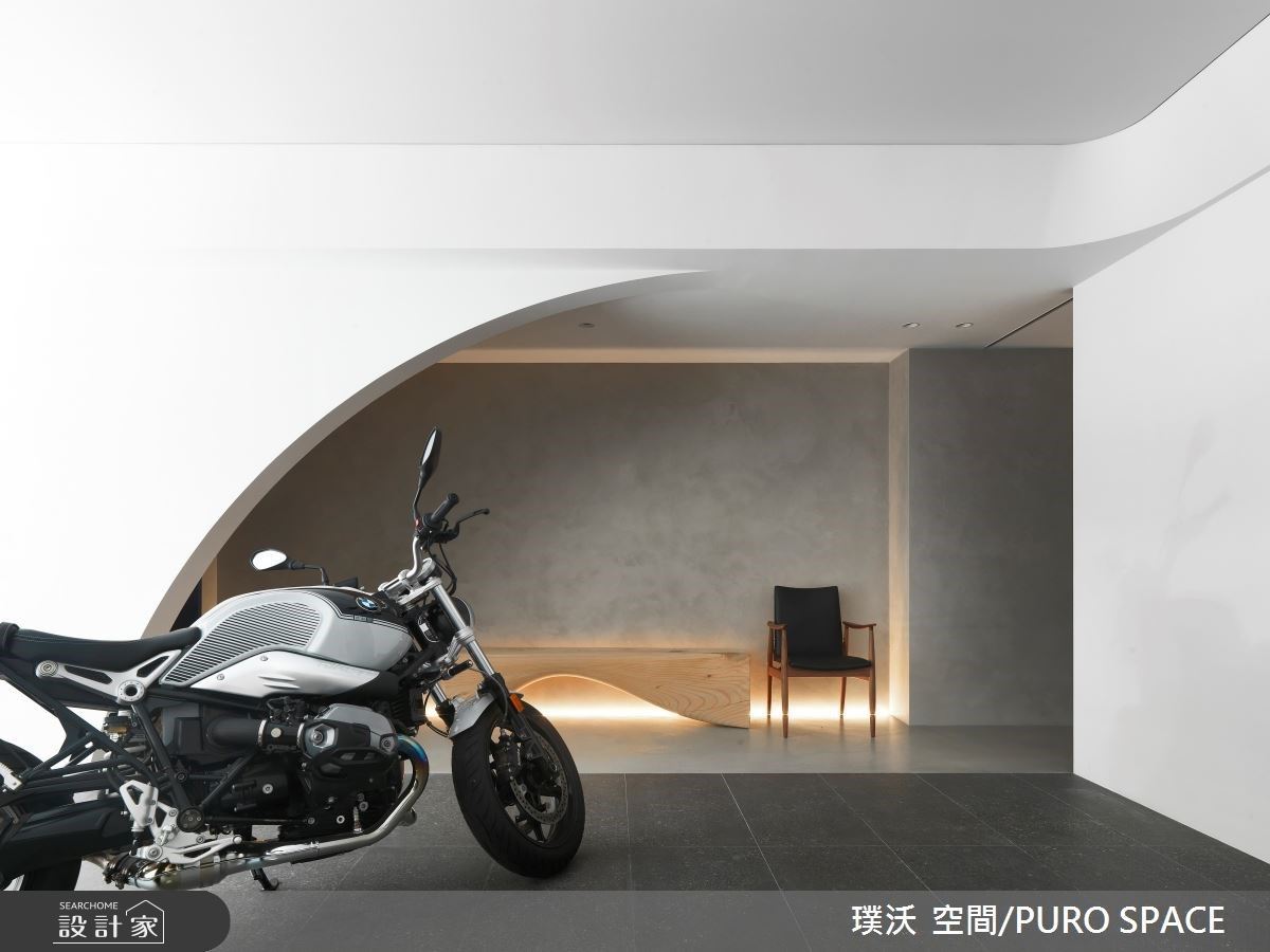 樸實、平靜溫和的一家四口，在河岸邊幽靜的環買了一棟