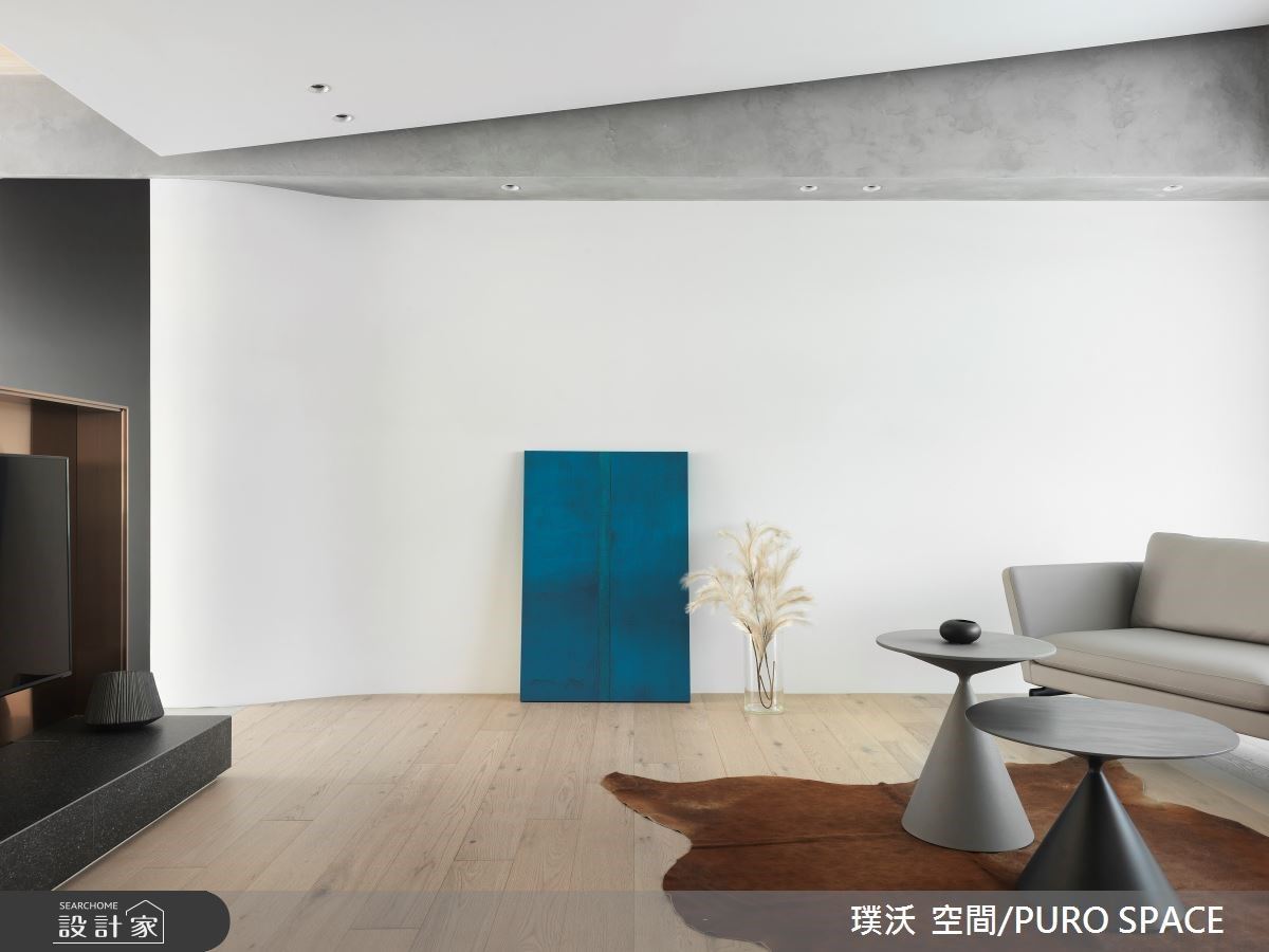 樸實、平靜溫和的一家四口，在河岸邊幽靜的環買了一棟