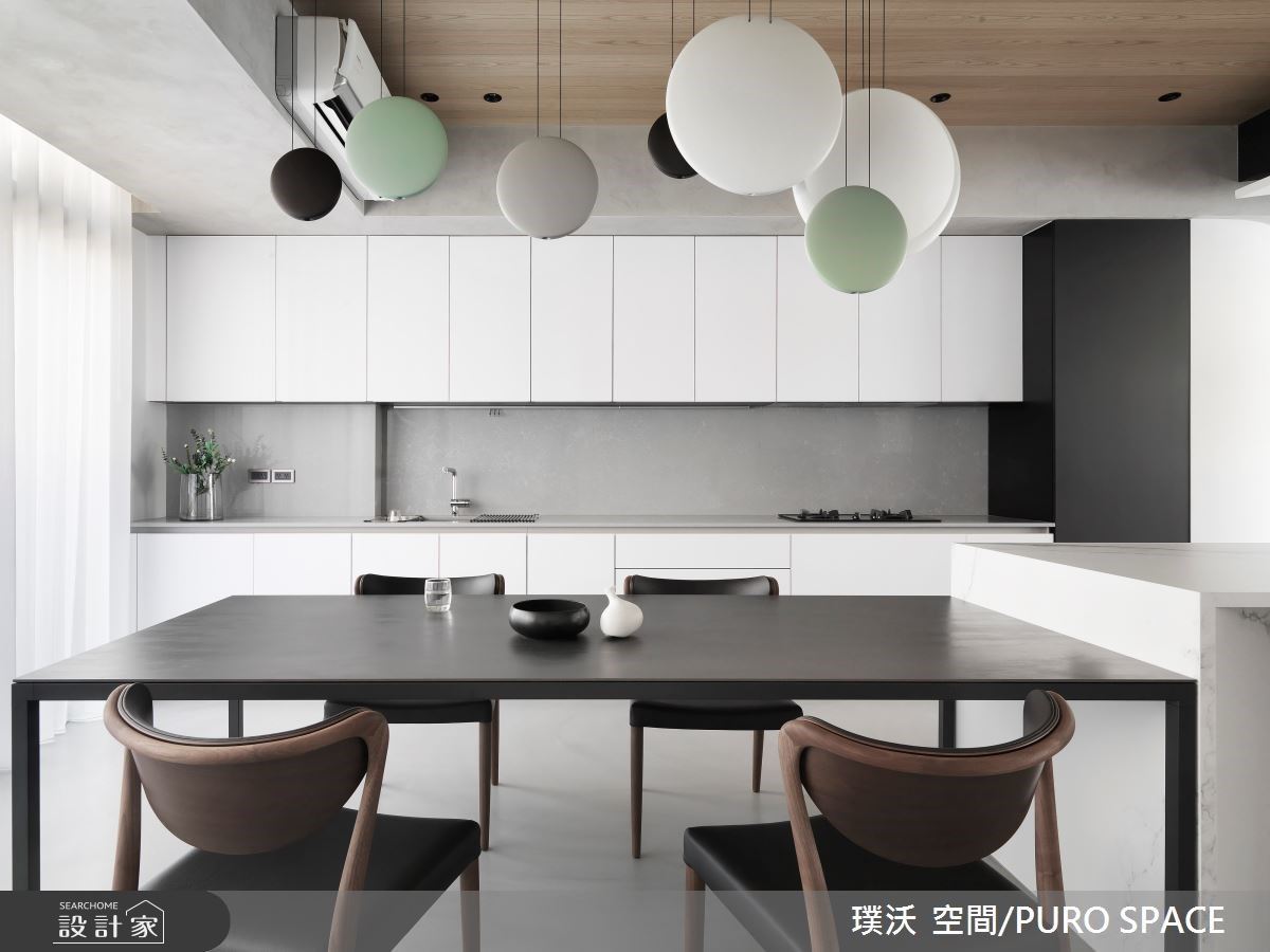 樸實、平靜溫和的一家四口，在河岸邊幽靜的環買了一棟