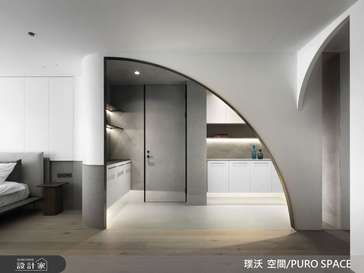 床頭安排了收納櫃，用大地色系編織毯跳色，居中的銅條畫龍點睛，讓房間多了細膩的層次。