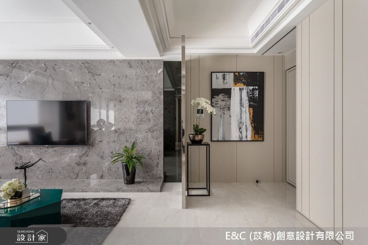 因為結構低矮、寬大的樑柱,32坪的中古屋形成了十字型