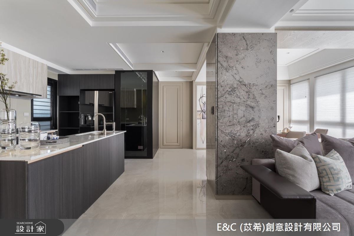 因為結構低矮、寬大的樑柱,32坪的中古屋形成了十字型