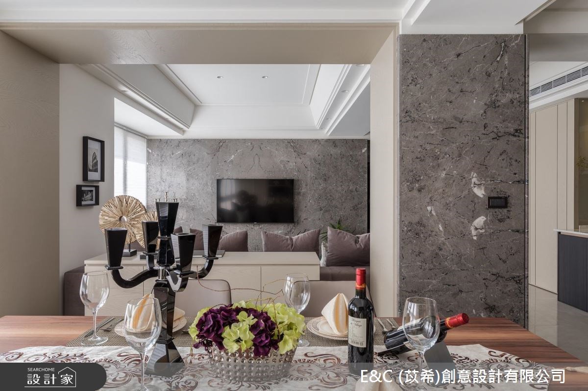 因為結構低矮、寬大的樑柱,32坪的中古屋形成了十字型